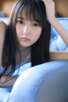 男朋友伸进衣服摸屁股